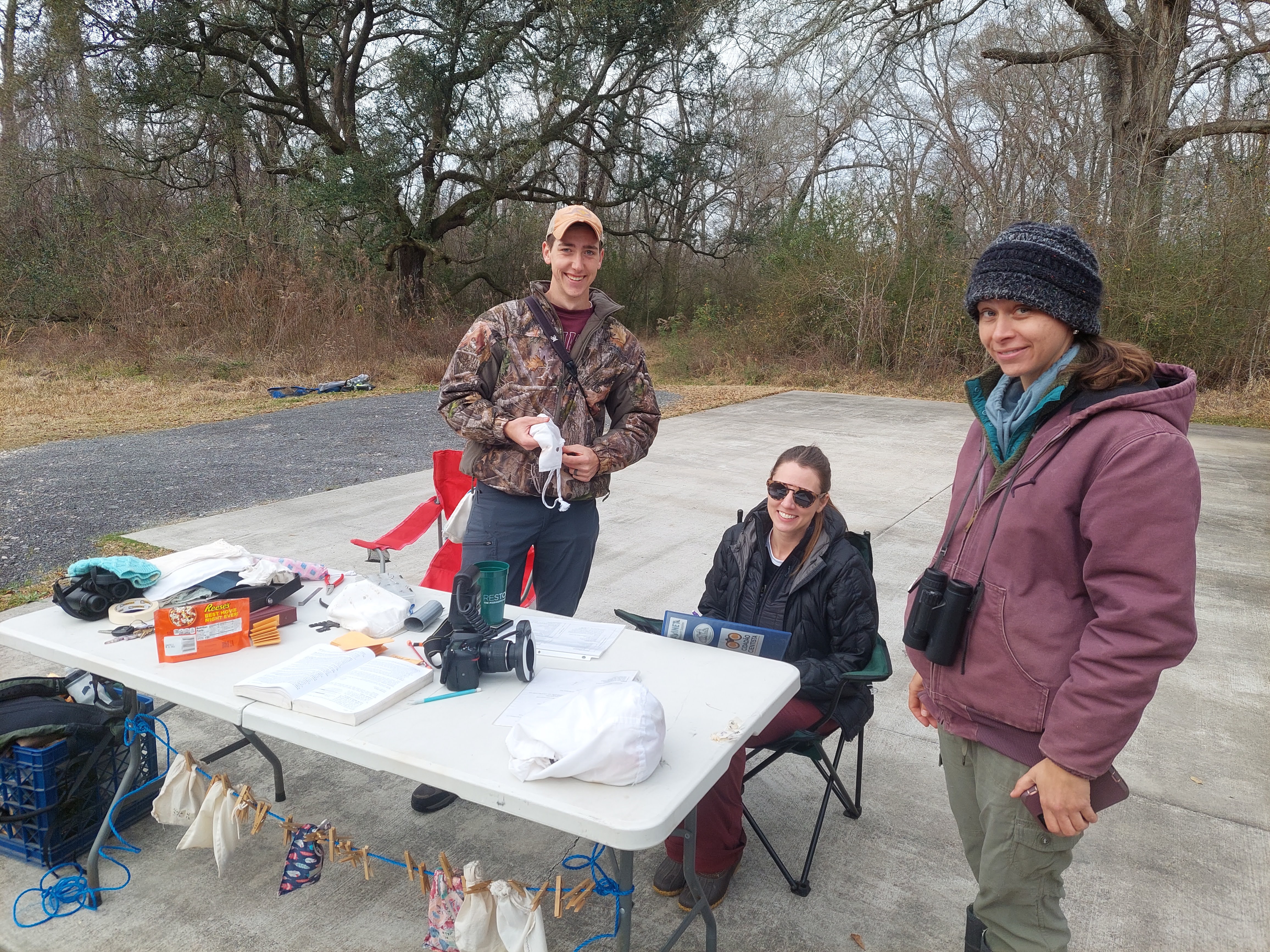 Students and volunteers help run the Sunset banding station. Photo by Erik Johnson.